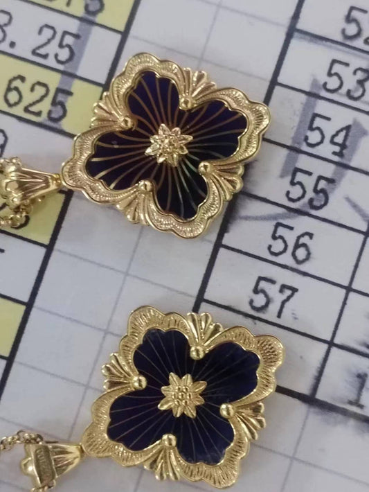 BQLT-PEN185432 enamel version with a middle ribbon set with diamonds on one side and light gold pendant on the other side European style four-leaf clover guest version