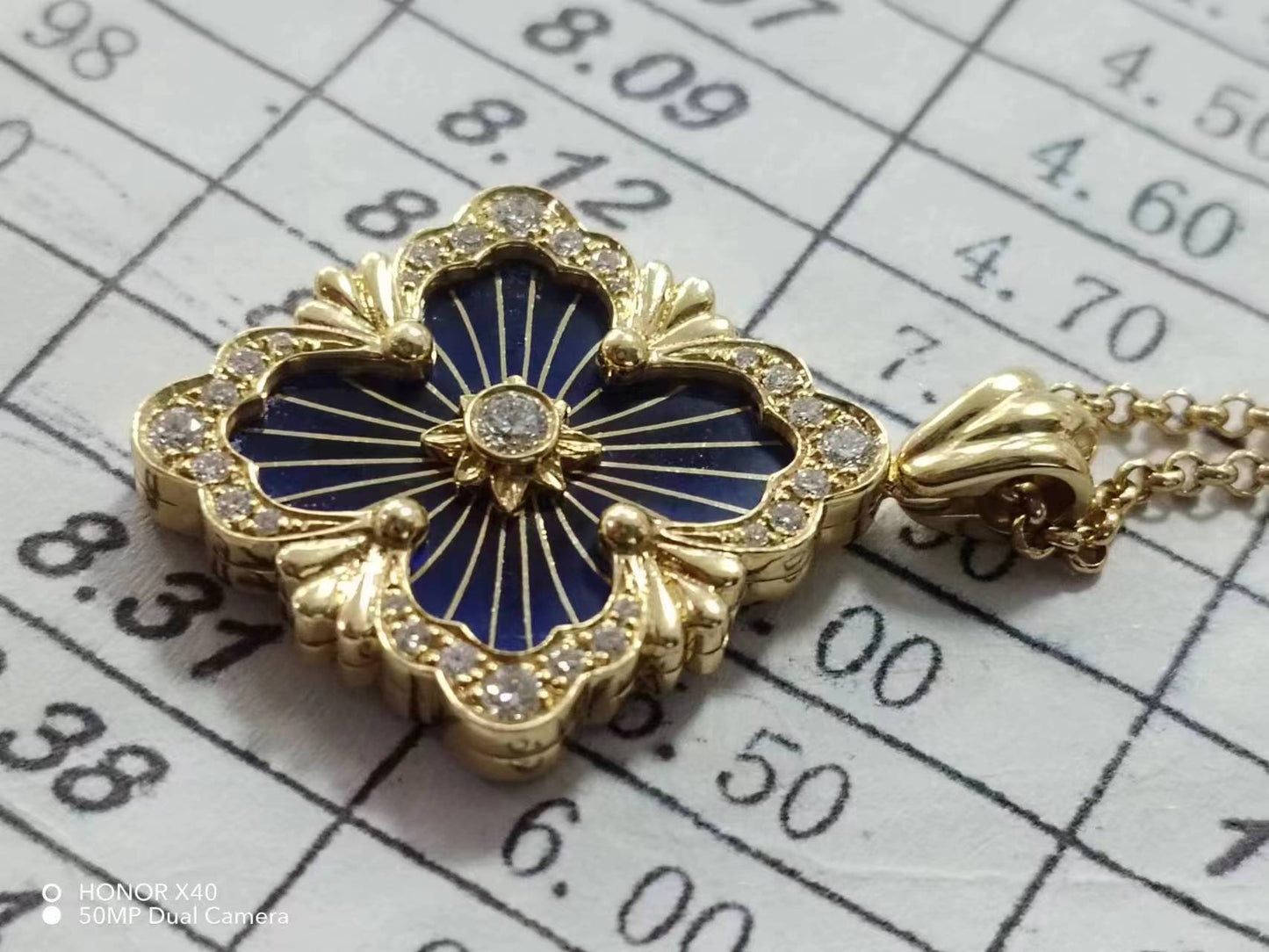 BQLT-PEN185432 enamel version with a middle ribbon set with diamonds on one side and light gold pendant on the other side European style four-leaf clover guest version