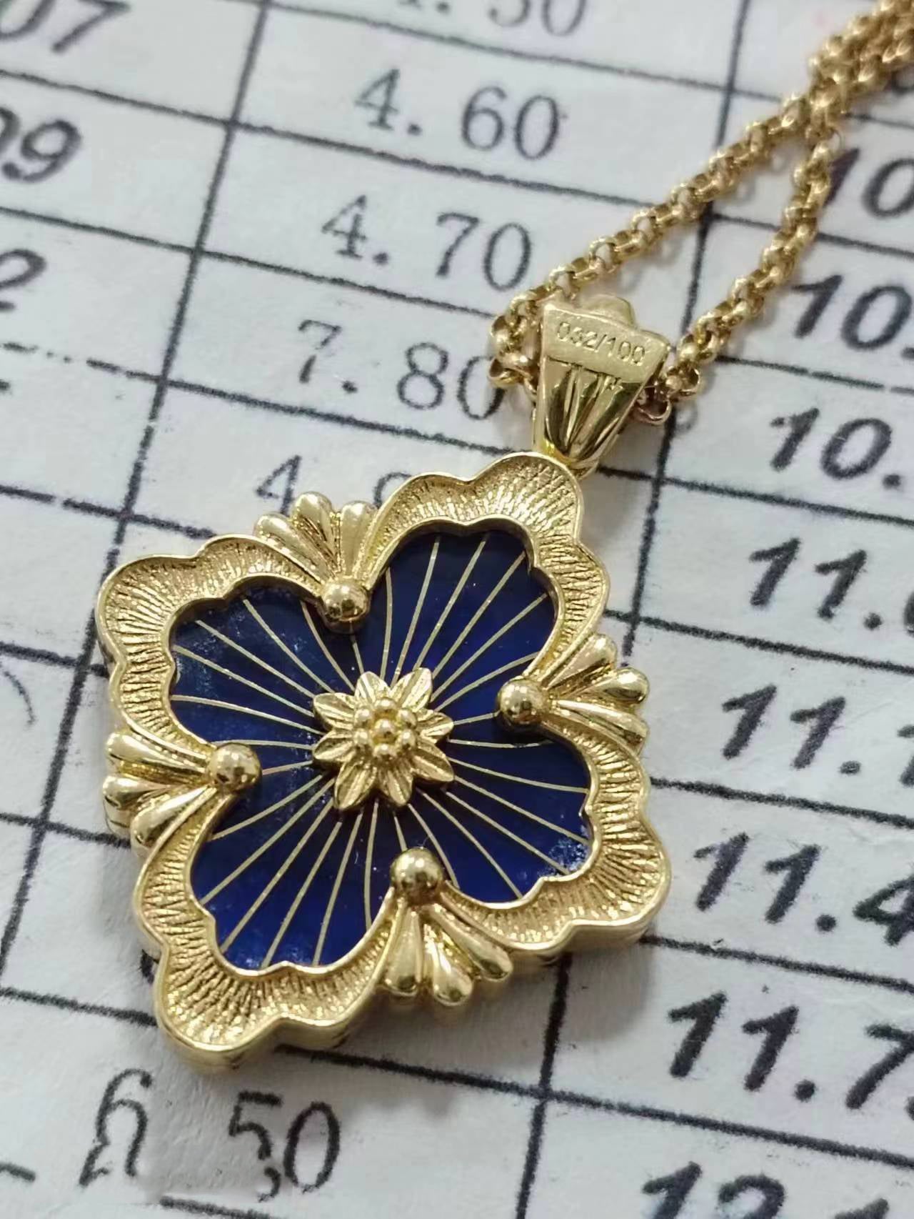 BQLT-PEN185432 enamel version with a middle ribbon set with diamonds on one side and light gold pendant on the other side European style four-leaf clover guest version