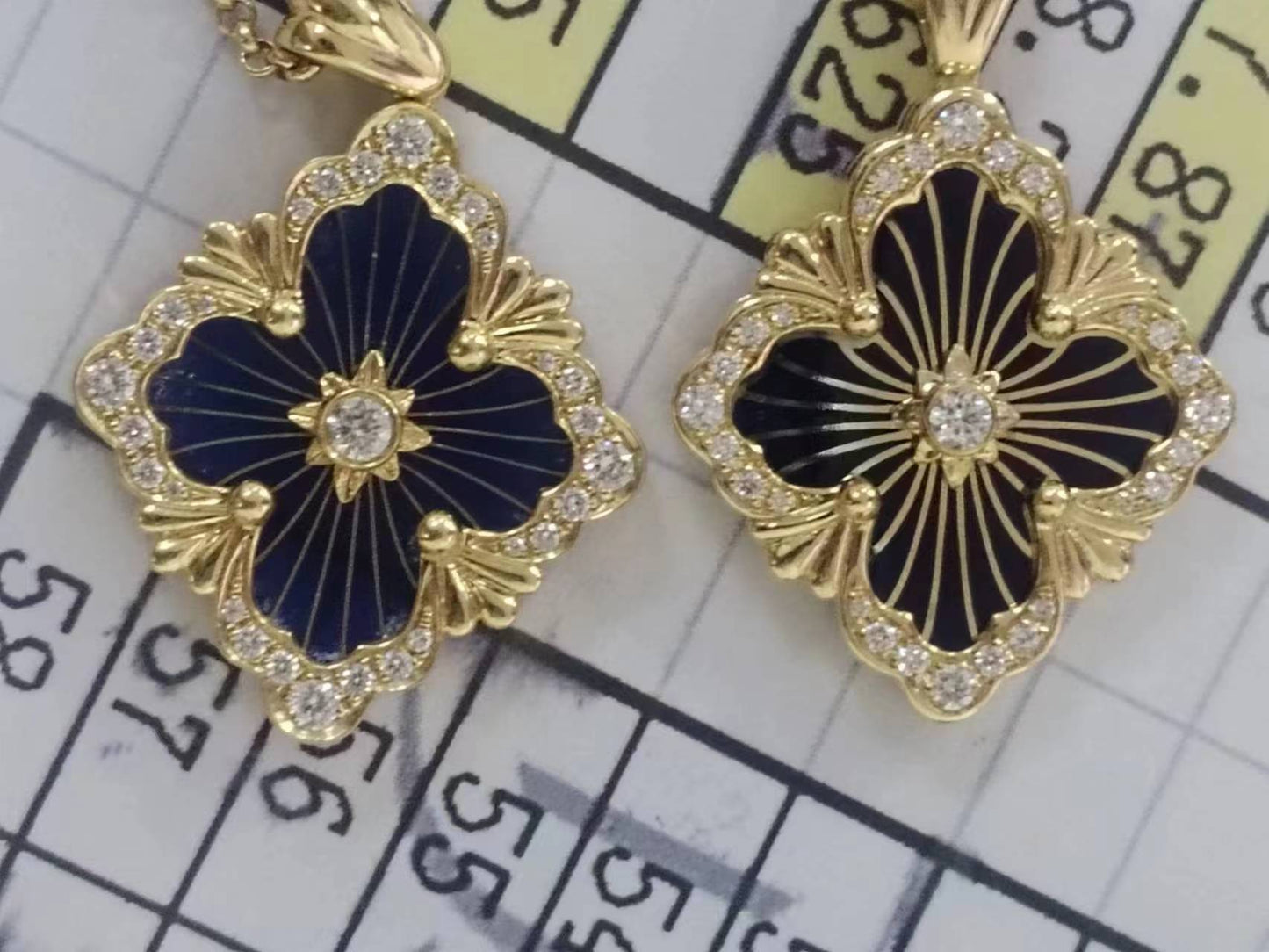 BQLT-PEN185432 enamel version with a middle ribbon set with diamonds on one side and light gold pendant on the other side European style four-leaf clover guest version