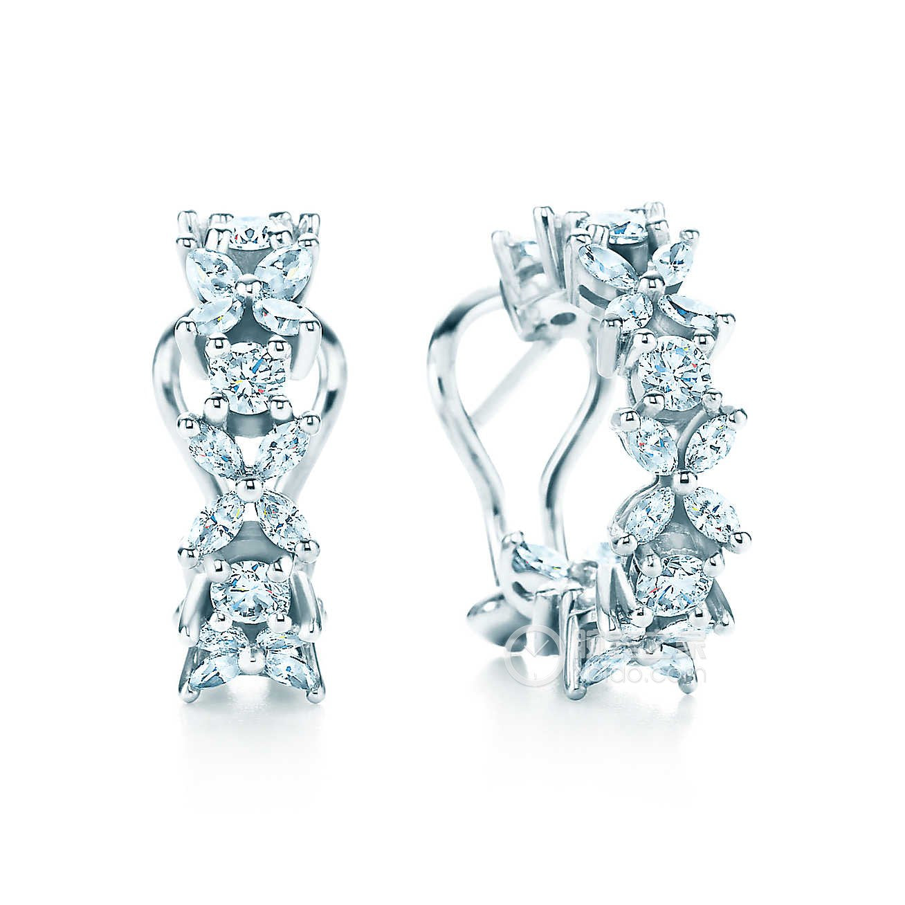 TIF53669335Alternating hoop-shaped four-leaf horse eye ear clip