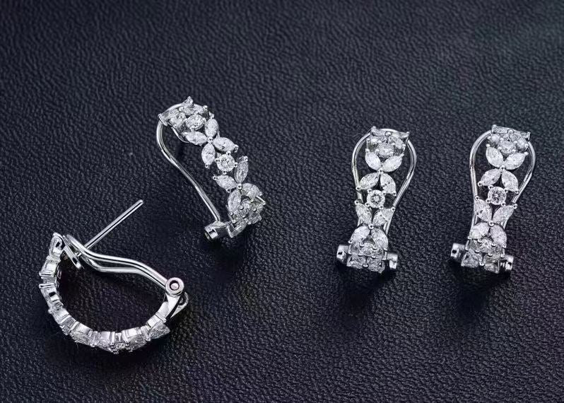 TIF53669335Alternating hoop-shaped four-leaf horse eye ear clip