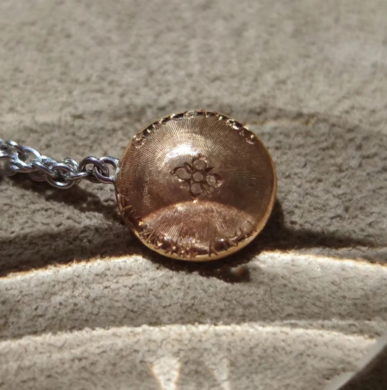 BQLT-PEN015113 light gold surface and flower hollow pendant