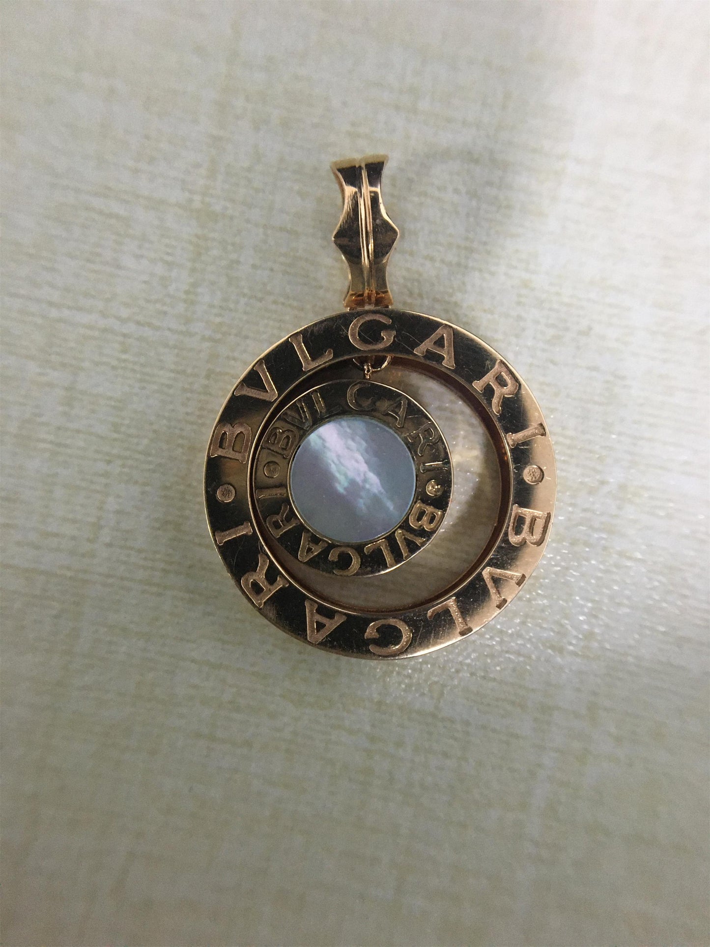 BGL-CL682318 round pendant spring cover round necklace
