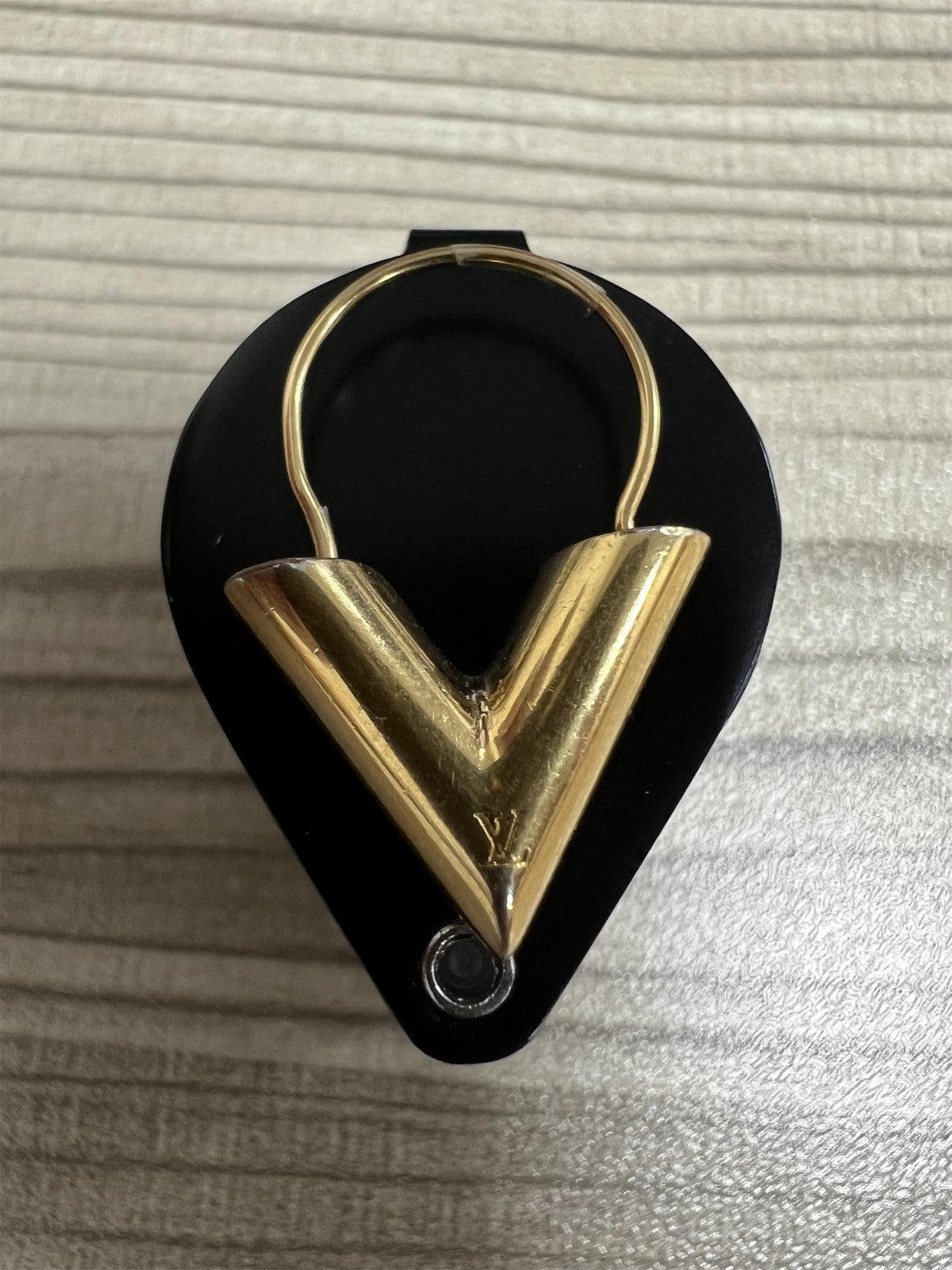 LV-M61088字母V光金耳饰客版