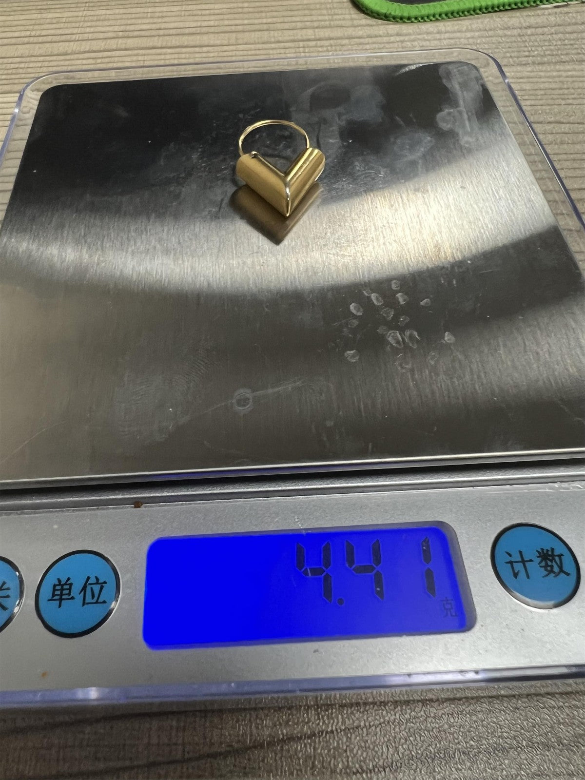 LV-M61088字母V光金耳饰客版