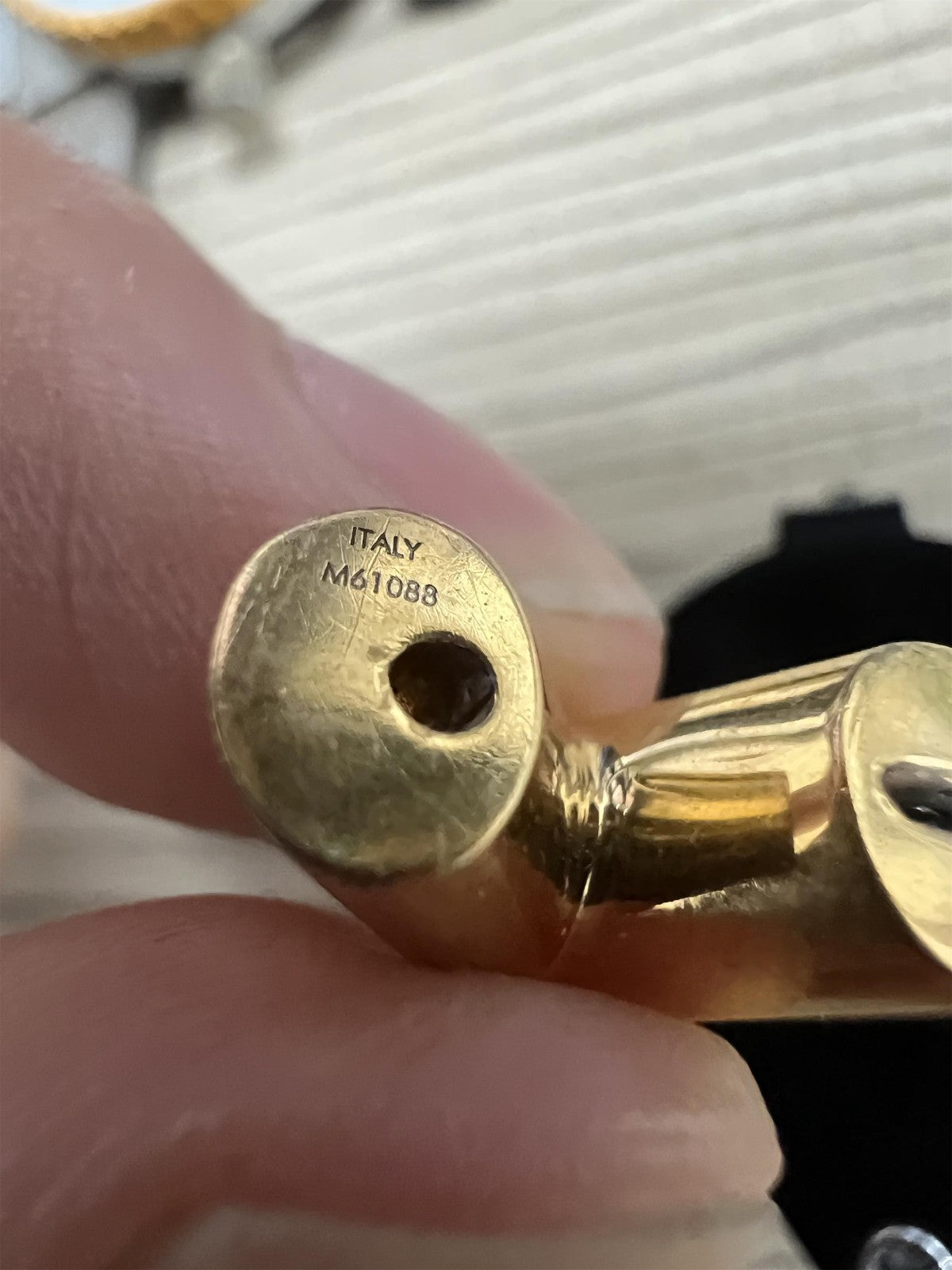 LV-M61088字母V光金耳饰客版