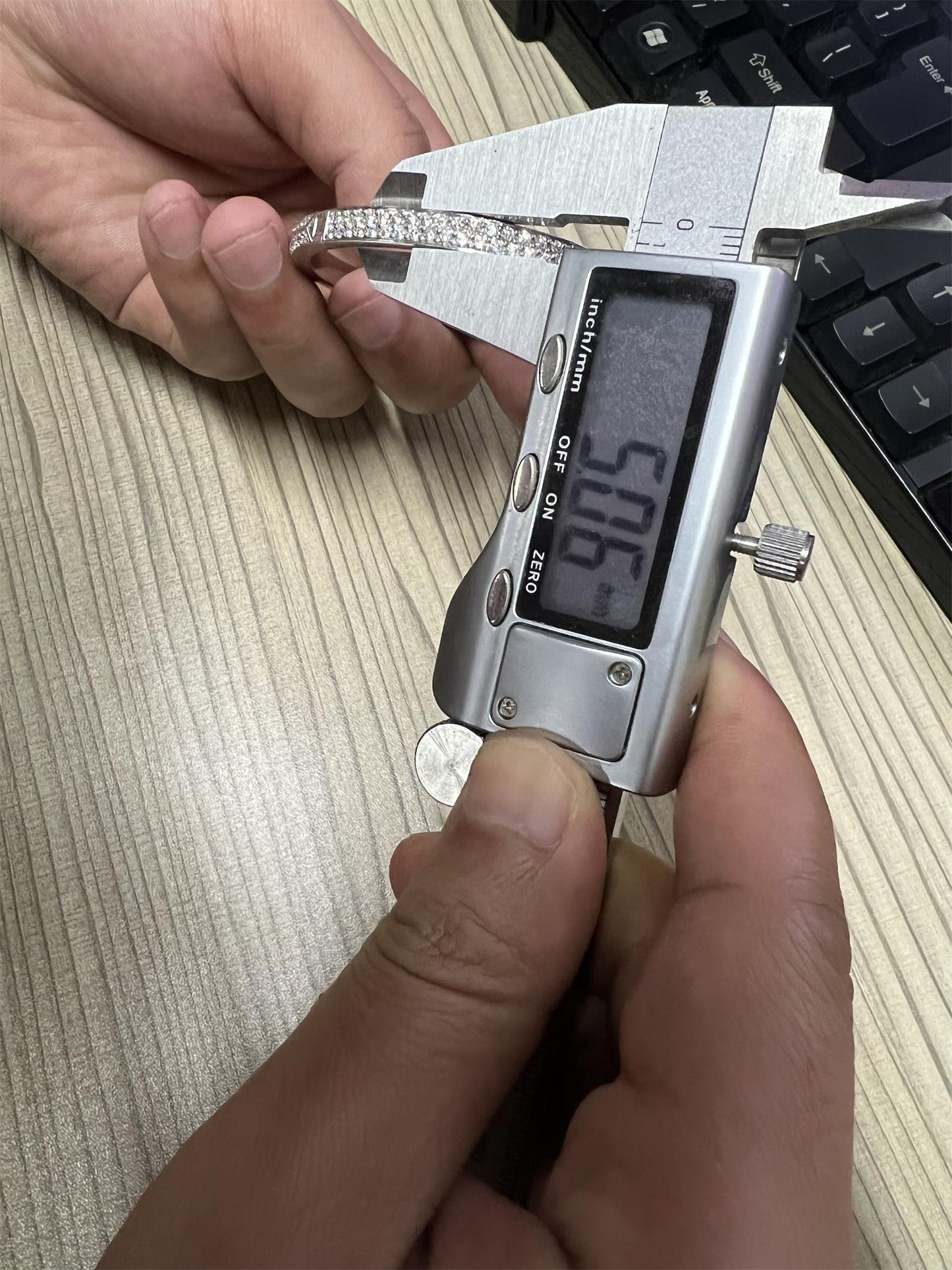 TIF11621063客版剑脊T字镶钻宽式铰链手镯