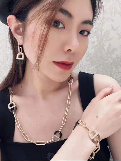 DIOR-JCCD94003猪鼻子日字檀木耳钉