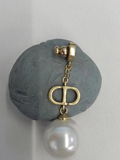 DIOR-4158412 客版CD光金字母双珍珠耳钉 大珍珠14mm