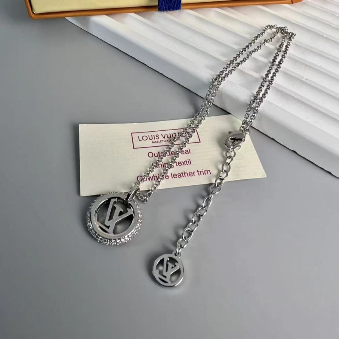 LV-M00759 full diamond LVLOGO round pendant
