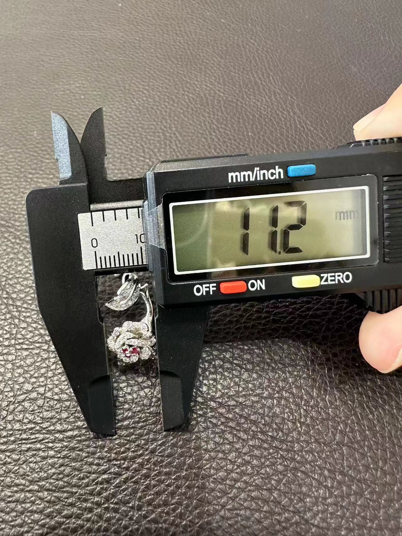 DA-JBAG94049三颗红宝玫瑰花开口电黑戒指