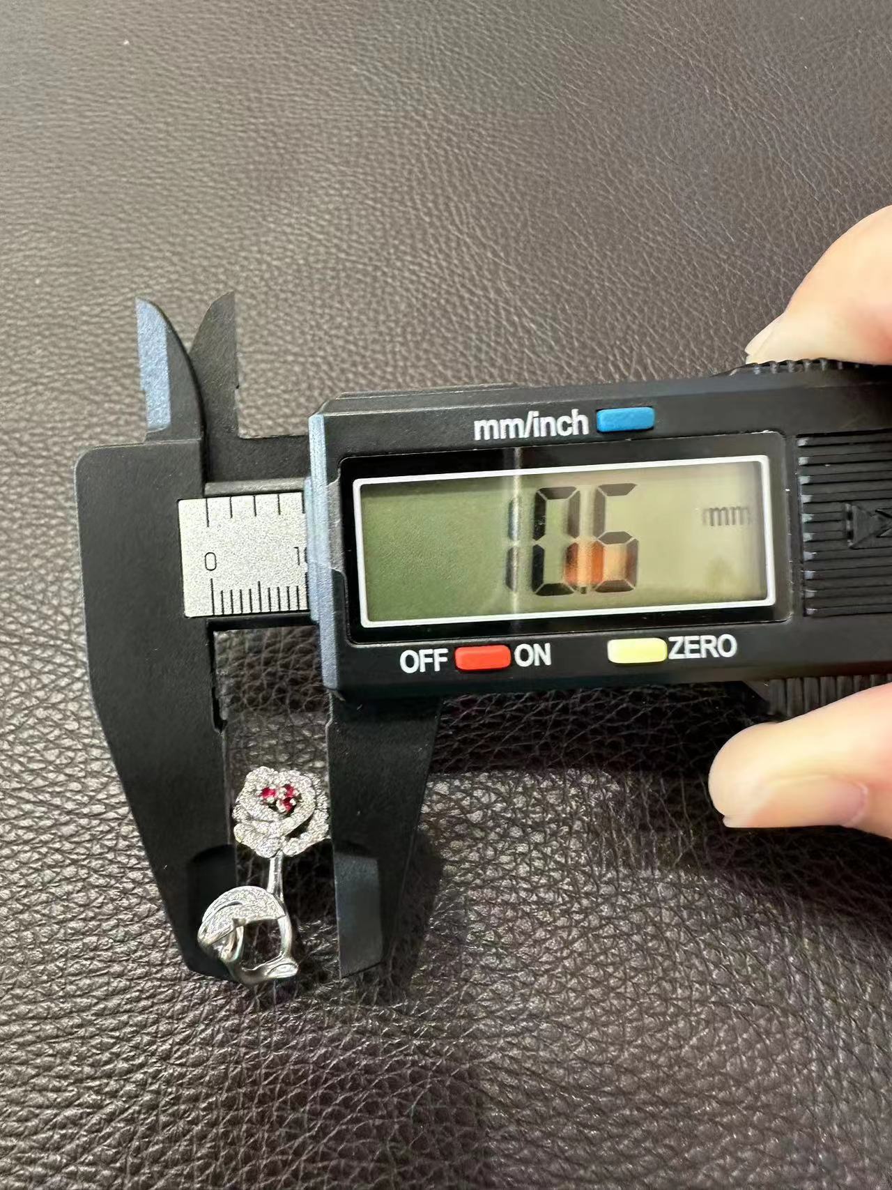 DA-JBAG94049三颗红宝玫瑰花开口电黑戒指