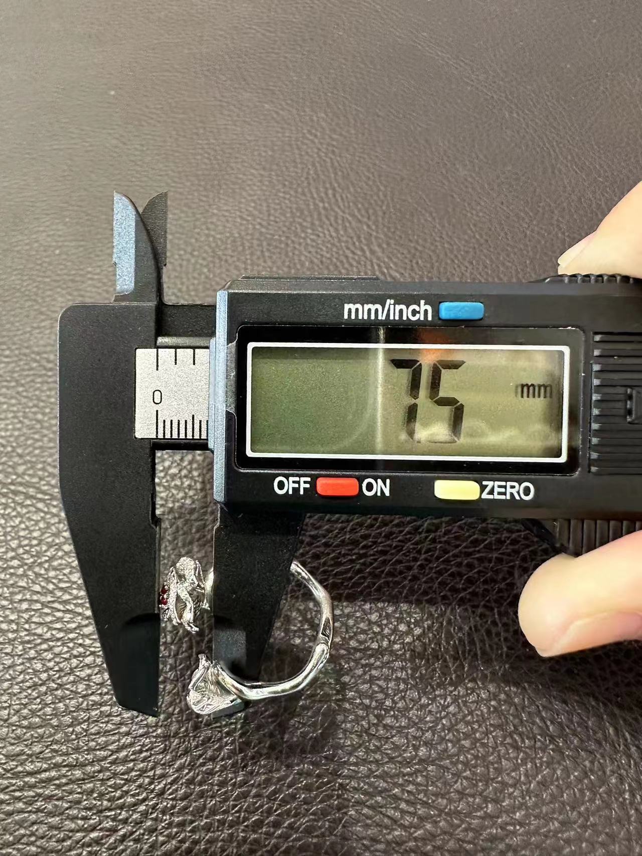 DA-JBAG94049三颗红宝玫瑰花开口电黑戒指