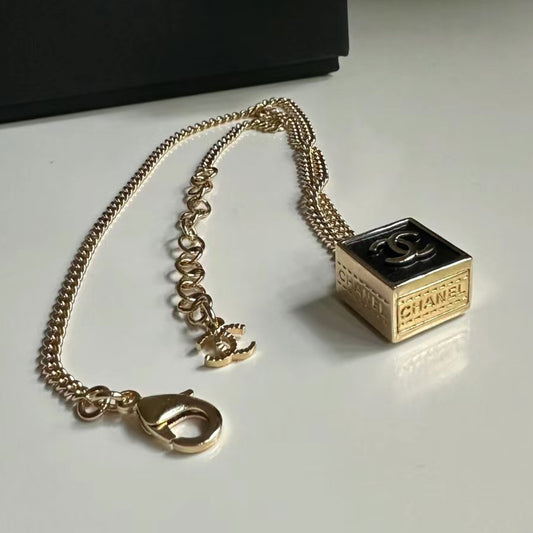 XNE-J31152 17.8MM square double C paint pendant