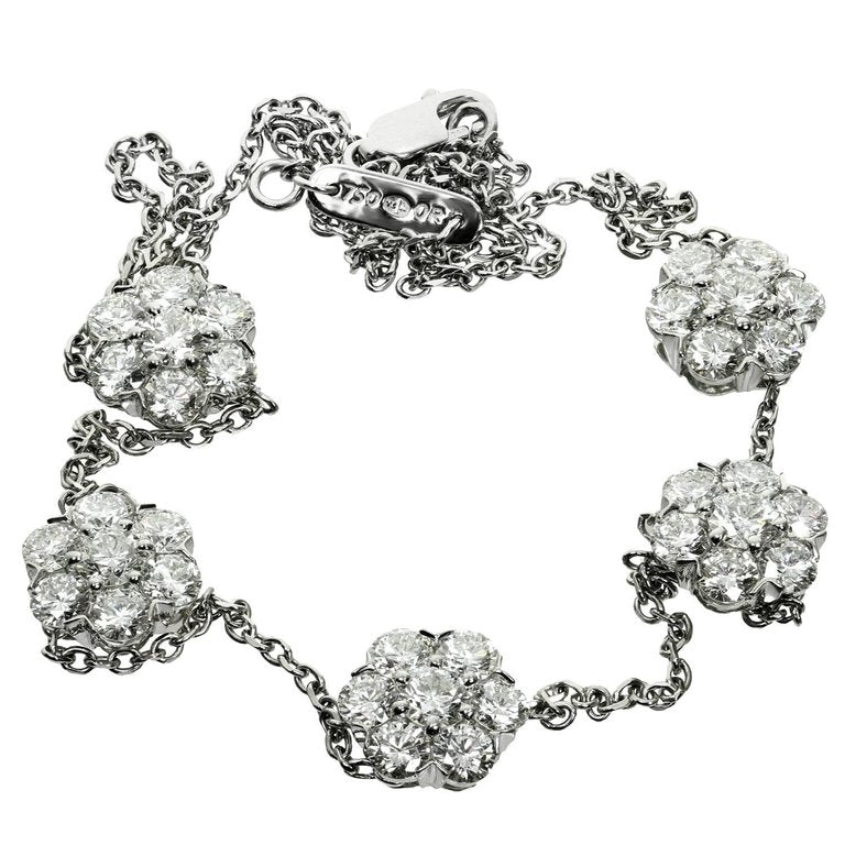 VCARA47600 About 10mm large V-shaped snowflake six claws, six circumferences and one 5 flower necklace