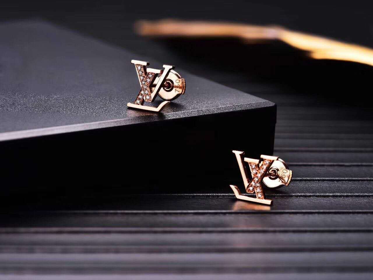 LV-M13347 9mm wide letter logo half-diamond stud earrings