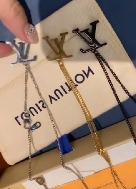 LV-Q09988 letters LVlogo letter pendant