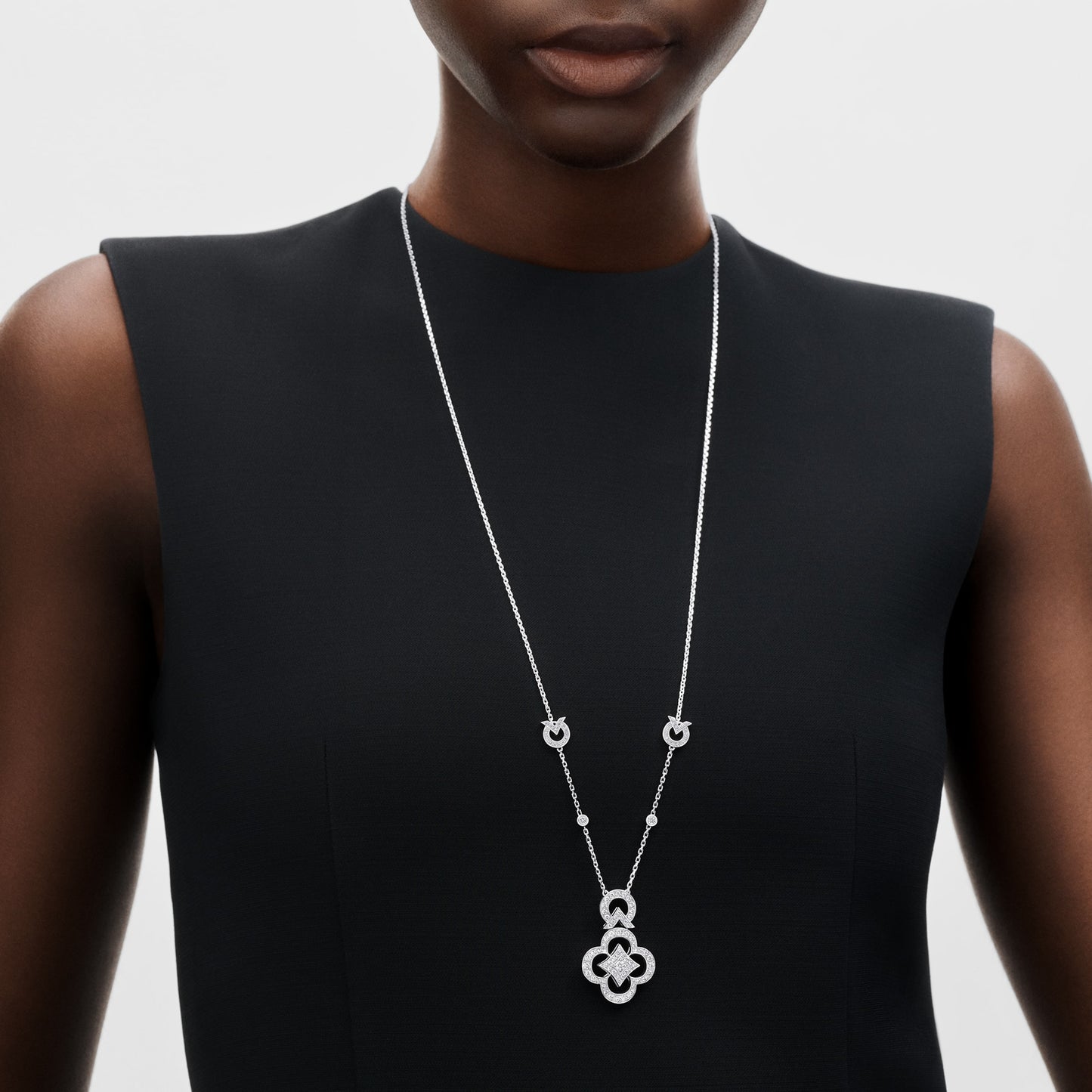 LV-Q94458 Plum Blossom Round V Tie Chain Pendant Necklace