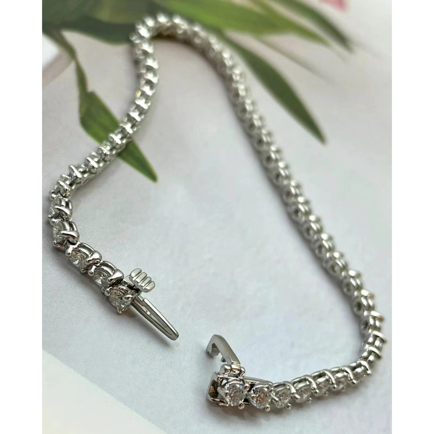HW-BRDPSRP10TE three-claw 0.1ct diamond bracelet