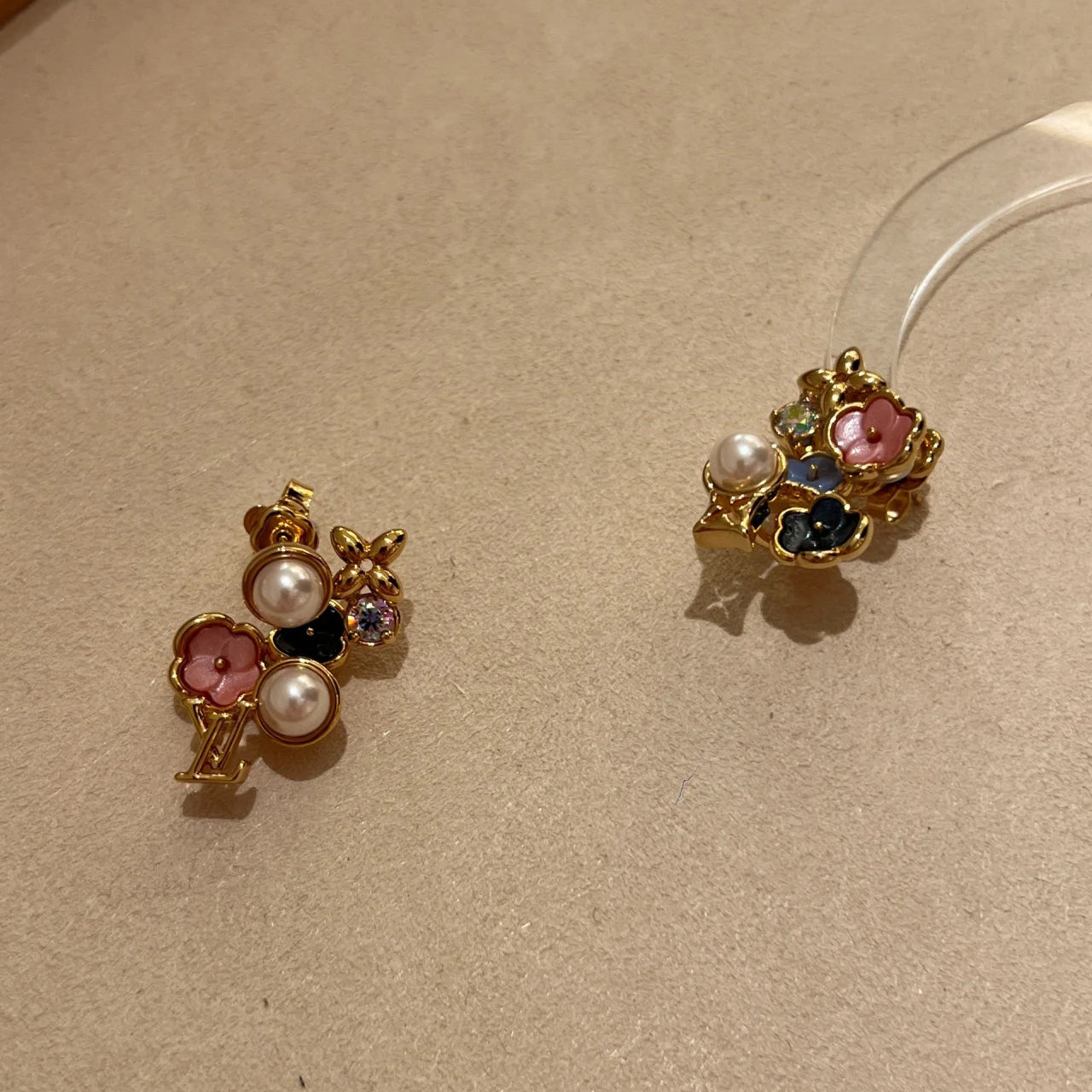 LV-M01642梅花搭ＬＯＧＯ耳环